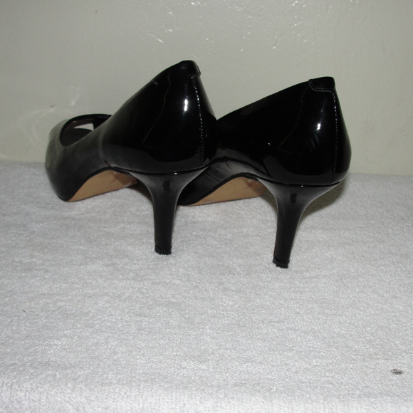 vince camuto black leather heels - Picture 3 of 4